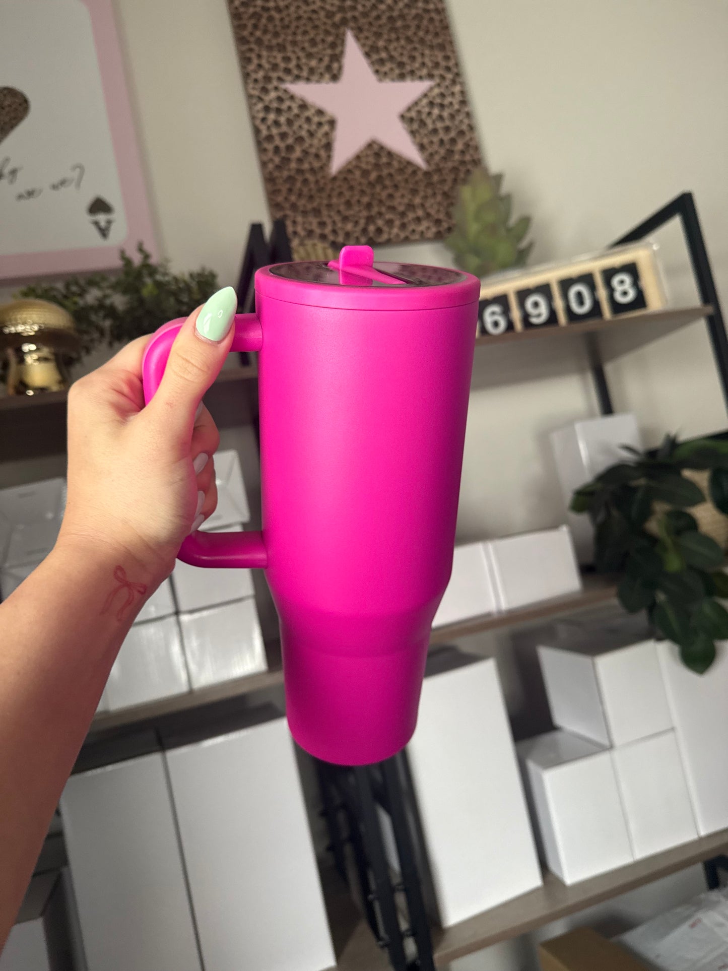 hot pink 40oz spill proof flip straw cup